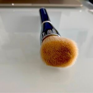 IT Cosmetics Brush #704 Skin Smoothing Complexion